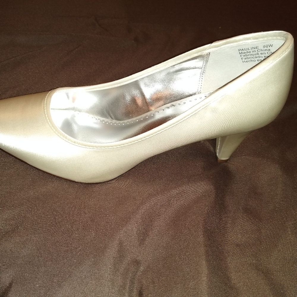 Satin, ivory wedding pump